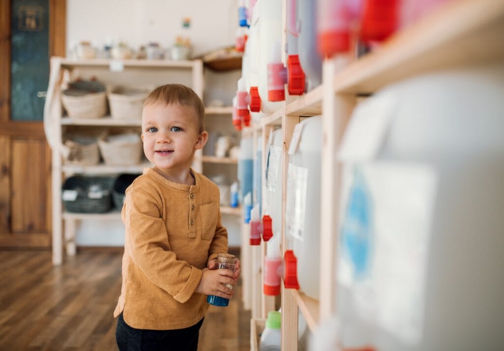 Zero-Waste-Kochen – Nachhaltig & clever: So reduzierst du Küchenabfälle auf ein Minimum 6 - Küchenhelferlein A small toddler boy standing by dispensers in zero waste shop.
