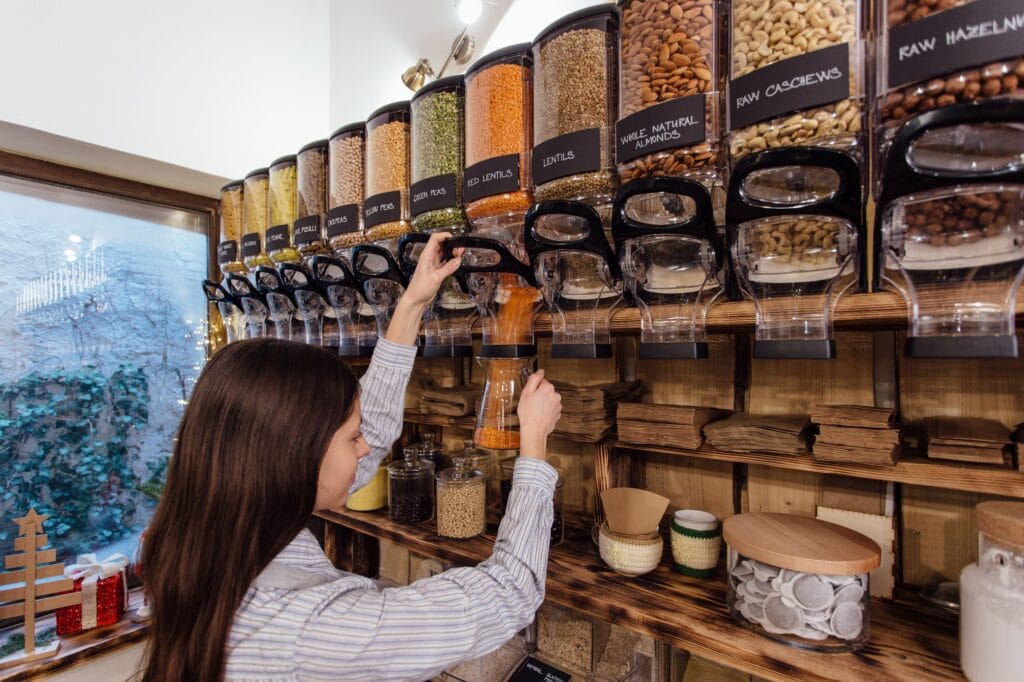 Zero-Waste-Kochen – Nachhaltig & clever: So reduzierst du Küchenabfälle auf ein Minimum 3 - Küchenhelferlein Shopkeeper working in zero waste shop.