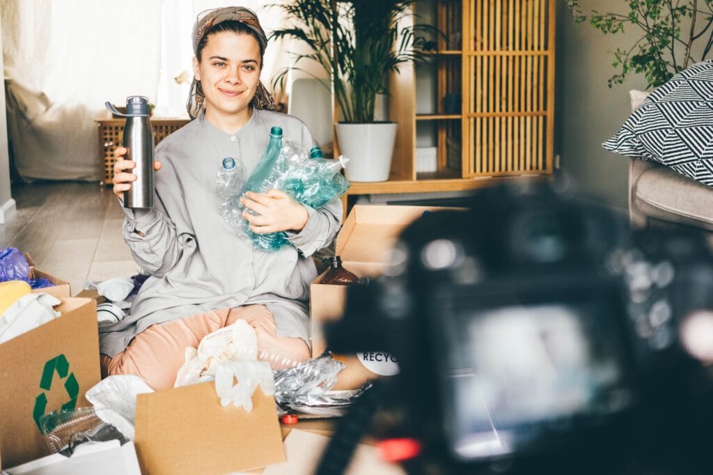 Zero-Waste-Kochen – Nachhaltig & clever: So reduzierst du Küchenabfälle auf ein Minimum 5 - Küchenhelferlein Woman sorting different waste.