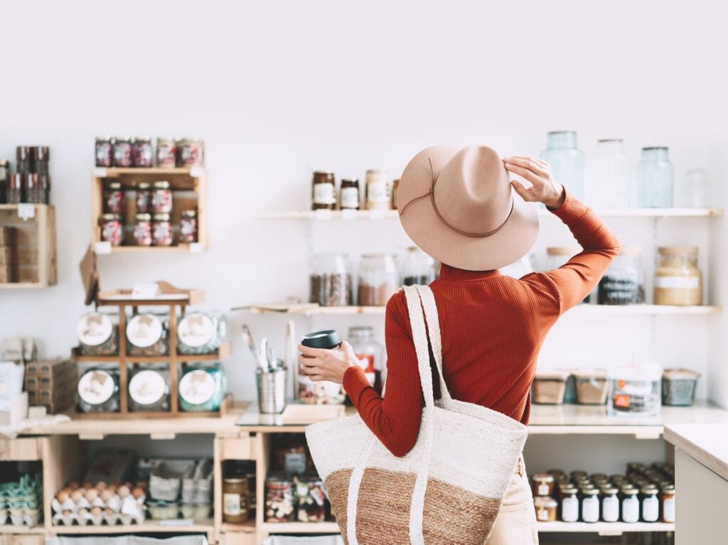 Zero-Waste-Kochen – Nachhaltig & clever: So reduzierst du Küchenabfälle auf ein Minimum 7 - Küchenhelferlein Young woman in zero waste shop.